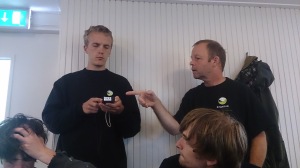 Vleermuisexpert Peter Twisk geeft het Flexteam uitleg over de werking van een batdetector.